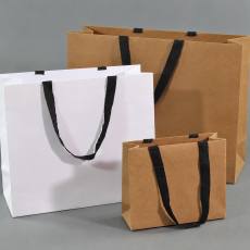 Hochwertige Papiertragetasche mit Baumwollgriffen oder Satinband. Luxuriöse Papiertasche mit Griff aus Baumwolle