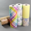 Geschenkpapier mit Druck auf der Rolle